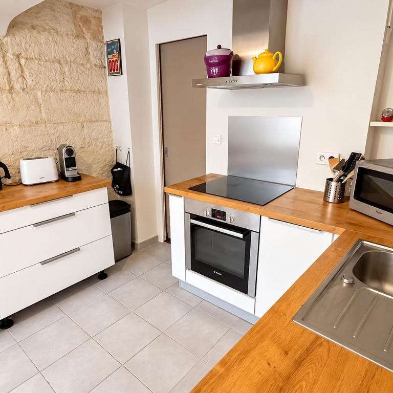 CLIM - 1 ch 1 sdb - Triplex atypique - Appartement 1 Chambre - 10