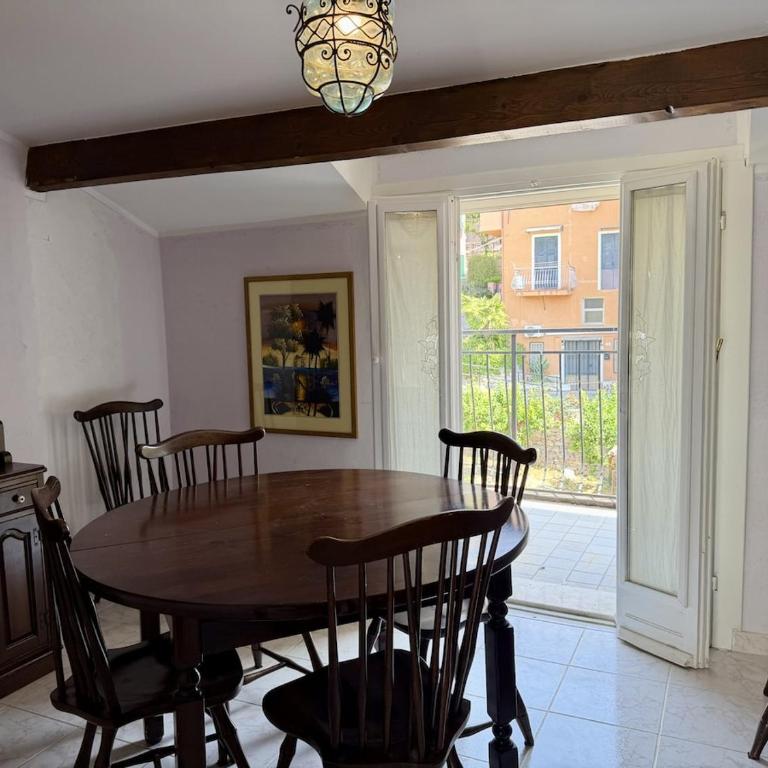 HOST4U IMperia - Casa Uccia Artallo - Appartamento con 2 Camere da Letto - 2