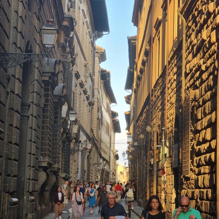 LA SEDE DELL'ARTE Monolocale Studio e Camere in Torre Medievale vicino a Duomo e Piazza Signoria - Camera Matrimoniale con Bagno in Comune - 2