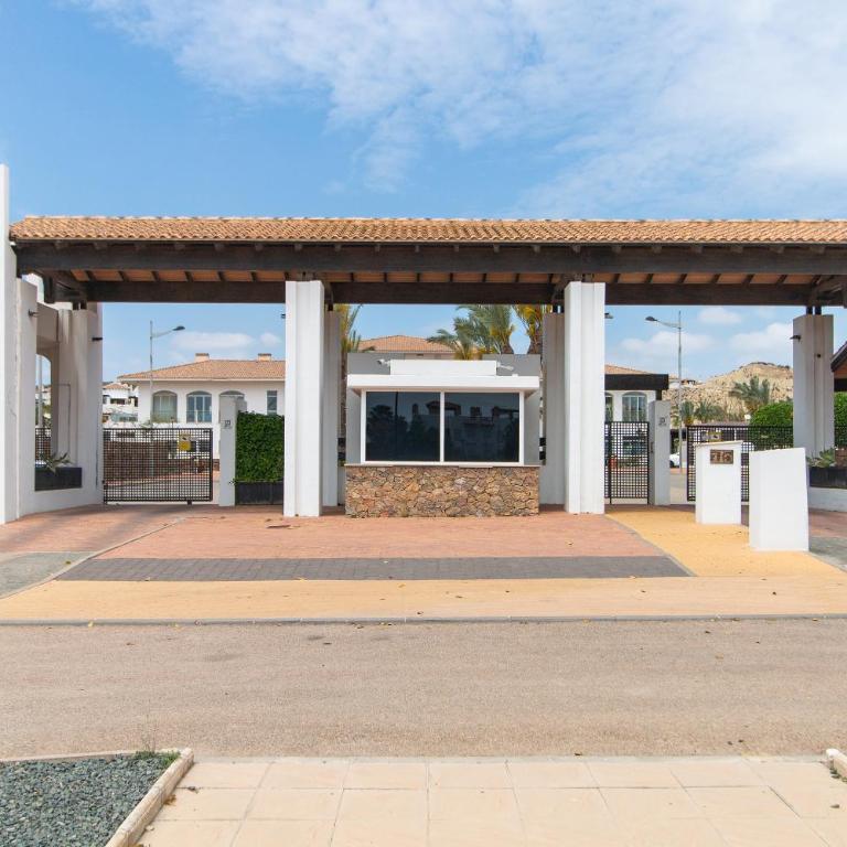 Jardín amplio en planta baja, 2 piscinas todo el año, Parking gratis, espacioso, 3 dormitorios y 2 baños - Apartamento de 3 dormitorios Premium - 35