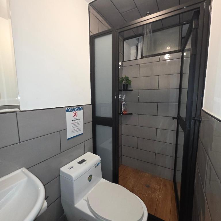 Lima Airport Hostel - FREE AIRPORT PICK UP - Single Room with Private Bathroom - 64