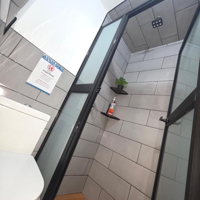 Lima Airport Hostel - FREE AIRPORT PICK UP - Single Room with Private Bathroom - 70