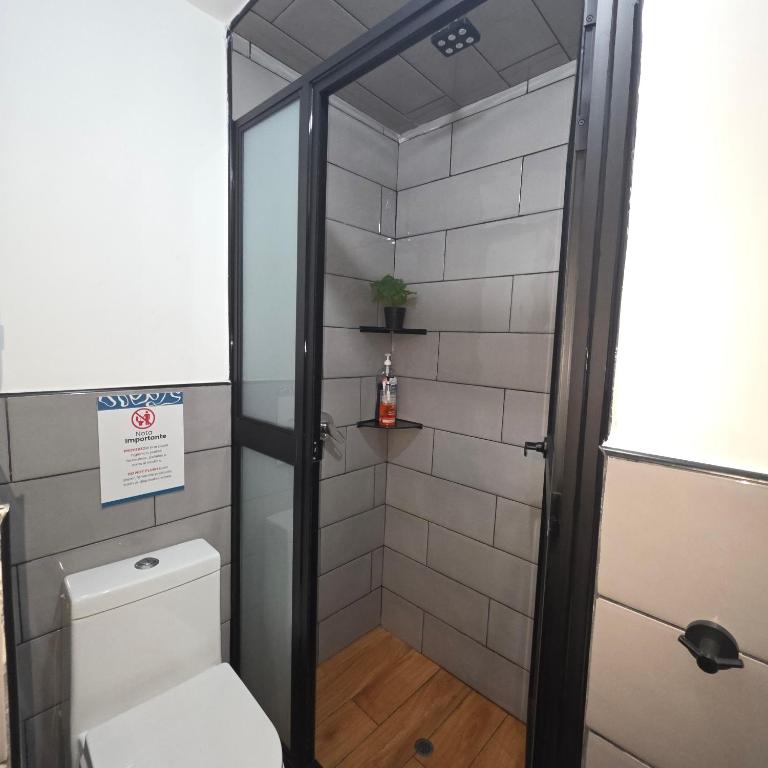 Lima Airport Hostel - FREE AIRPORT PICK UP - Single Room with Private Bathroom - 65