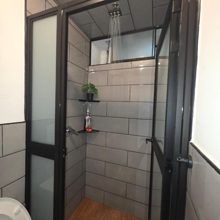 Lima Airport Hostel - FREE AIRPORT PICK UP - Single Room with Private Bathroom - 67