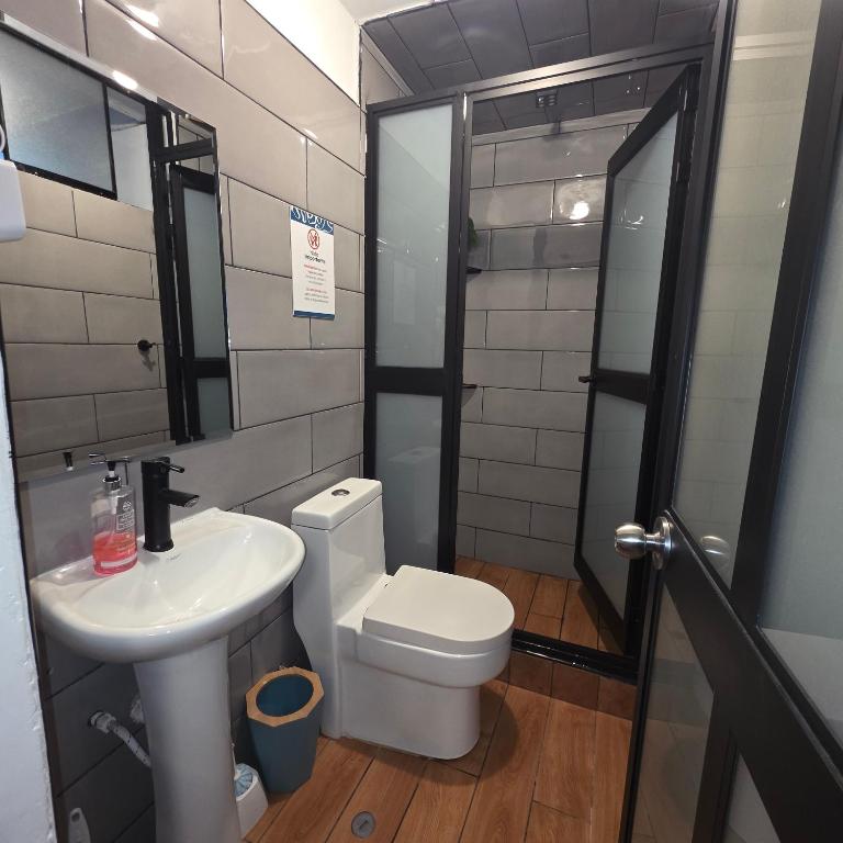 Lima Airport Hostel - FREE AIRPORT PICK UP - Single Room with Private Bathroom - 68
