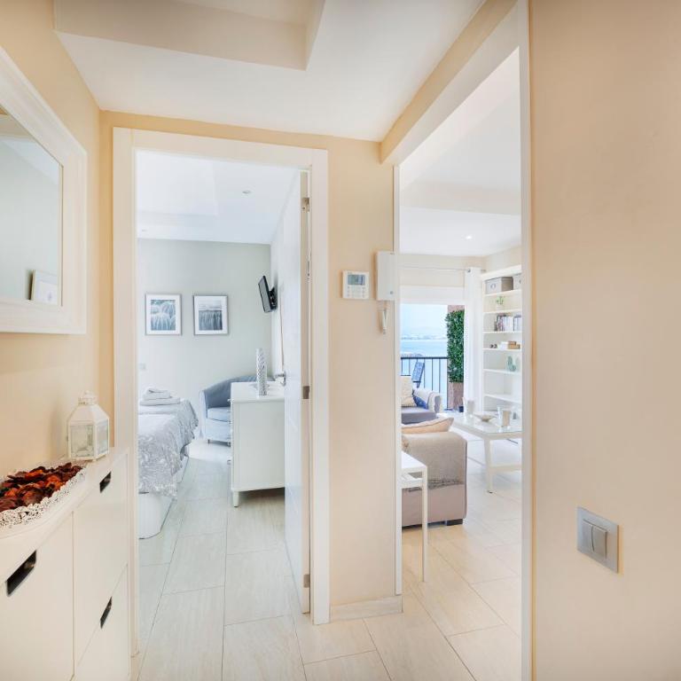 Fuengirola. Bonito apartamento en Paseo Marítimo. Espectaculares vistas al mar. Primera línea - Apartamento con vistas al mar - 3