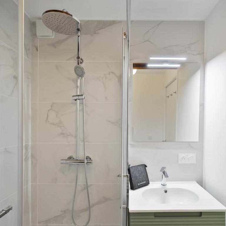 Appartement familial 4 adultes + 4 enfants, proche village, parking - Appartement 2 Chambres - 7