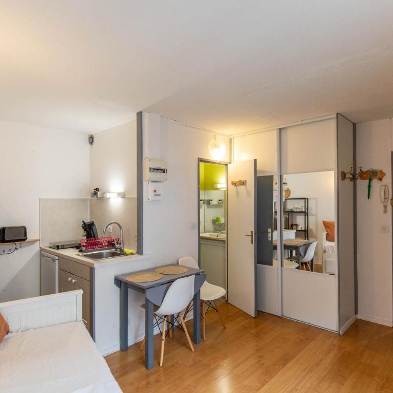 Studio en hyper centre, au pied des télécabines, calme avec un accès aux Bains du Rocher par jour pour une personne - Appartement 2 Chambres - 3