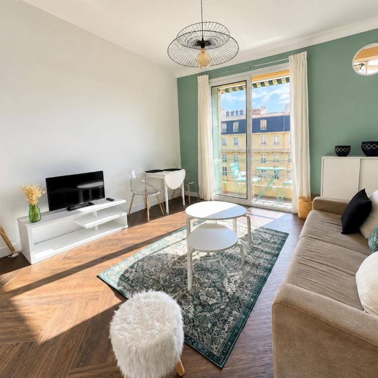 Spacieux STUDIO Happy home en dernier étage avec petit ascenseur et balcon À 5 minutes du vieux Nice et de la mer Attention aucune chambre séparée - Apartment mit 1 Schlafzimmer - 1