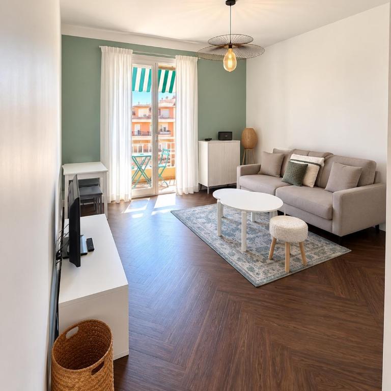 Spacieux STUDIO Happy home en dernier étage avec petit ascenseur et balcon À 5 minutes du vieux Nice et de la mer Attention aucune chambre séparée - Apartment mit 1 Schlafzimmer - 2