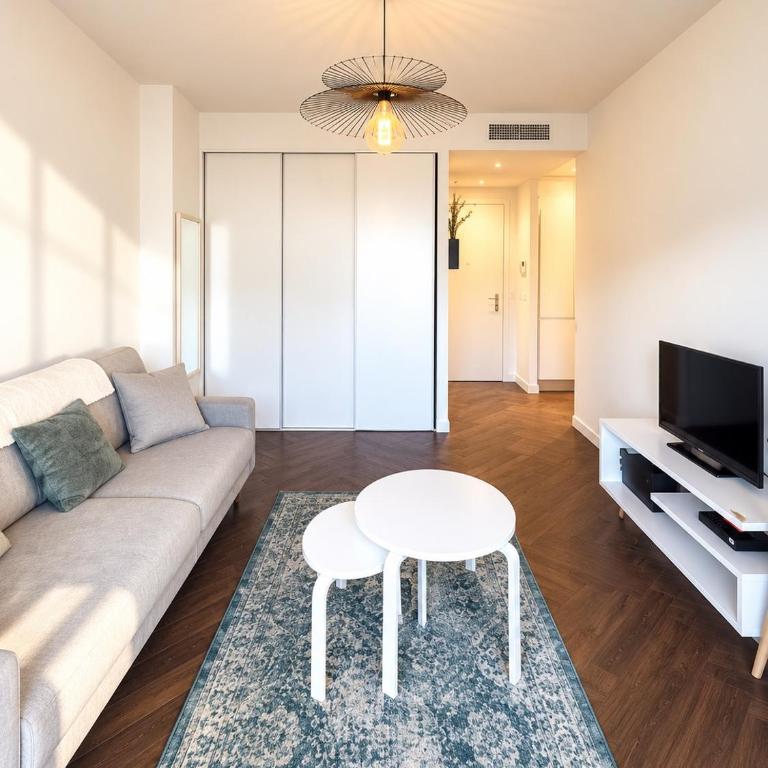 Spacieux STUDIO Happy home en dernier étage avec petit ascenseur et balcon À 5 minutes du vieux Nice et de la mer Attention aucune chambre séparée - Apartment mit 1 Schlafzimmer - 6