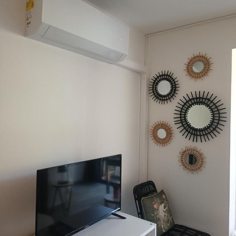 Joli studio res au calme en rez de jardin à Bandol. - Studio avec Canapé-Lit - 12