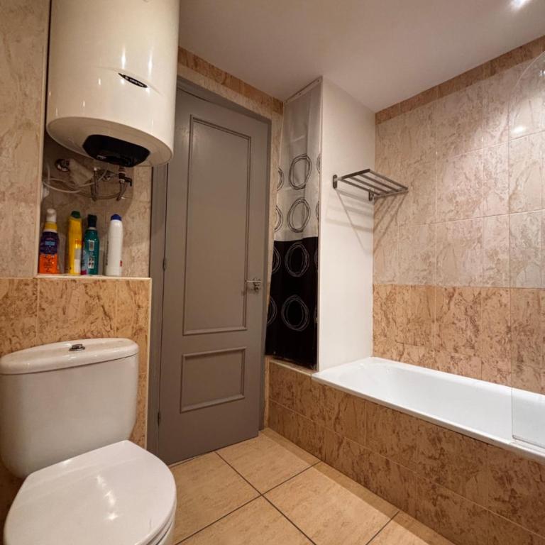 Private Bedroom in a Host's Home with Shared Pool - Camera Matrimoniale con Vista Giardino - 5