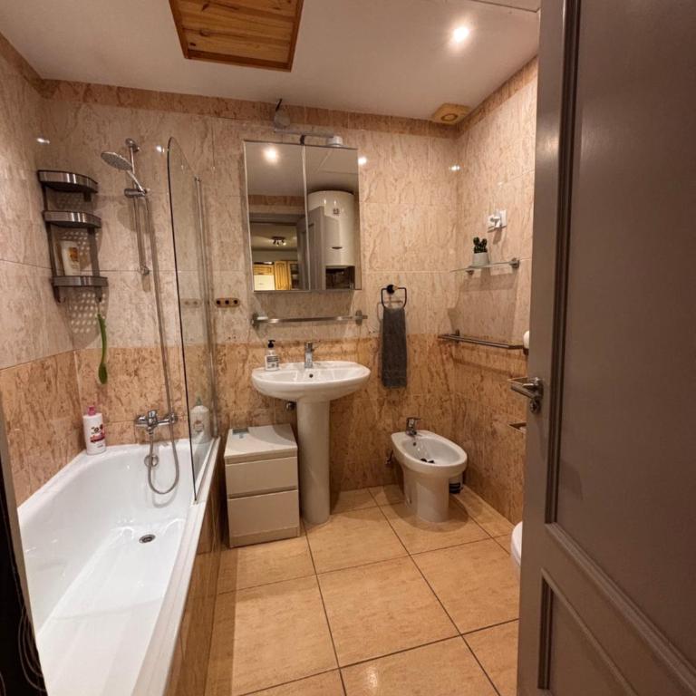 Private Bedroom in a Host's Home with Shared Pool - Camera Matrimoniale con Vista Giardino - 6