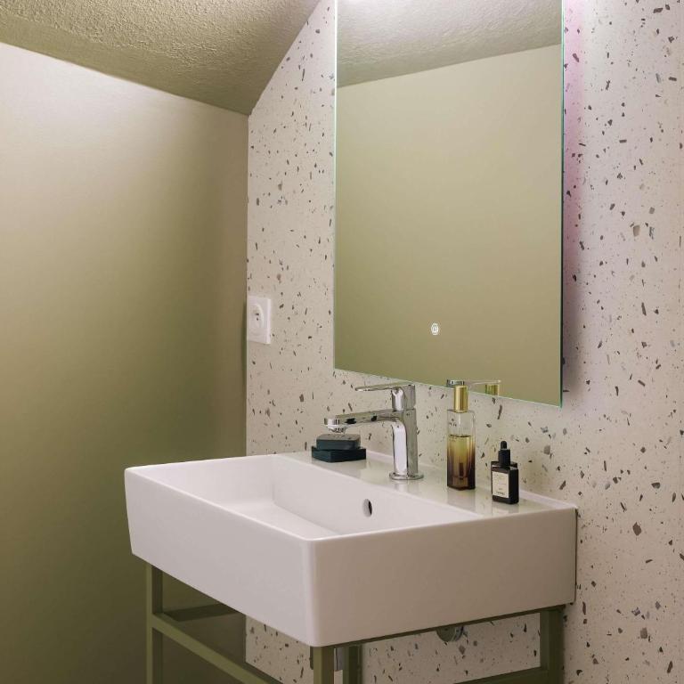 Ibis Styles Annecy Le Vieux - Hébergement Standard avec 1 Lit Double - Accessible aux Personnes à Mobilité Réduite - 4