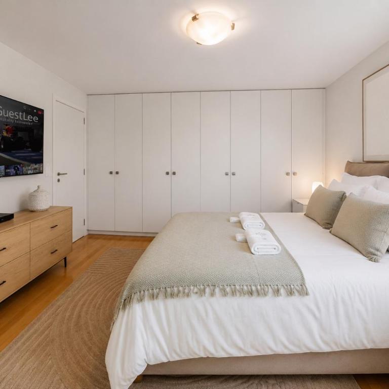 Spacious 3BR Lakeview Apartment with Terrace by GuestLee - Apartment - 10