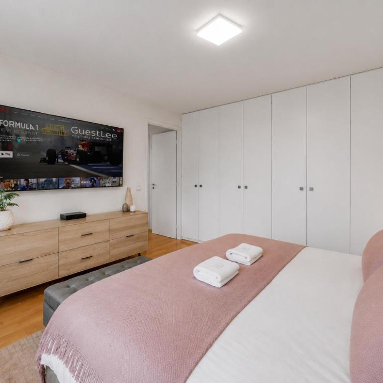 Spacious 3BR Lakeview Apartment with Terrace by GuestLee - Apartment - 17