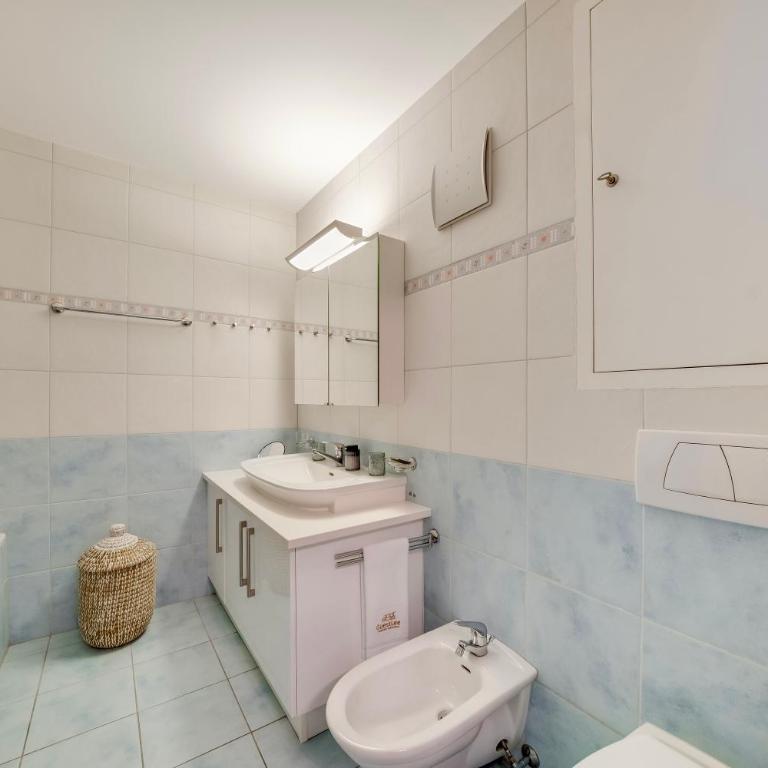 Spacious 3BR Lakeview Apartment with Terrace by GuestLee - Apartment - 23