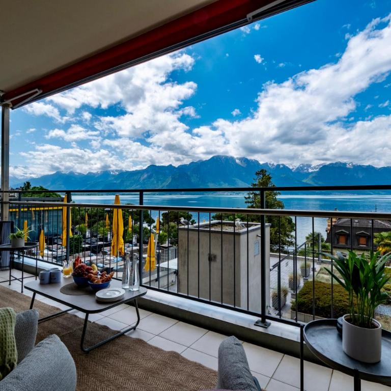 Spacious 3BR Lakeview Apartment with Terrace by GuestLee - Apartment - 3