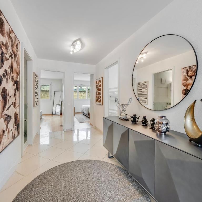 Spacious 3BR Lakeview Apartment with Terrace by GuestLee - Apartment - 12