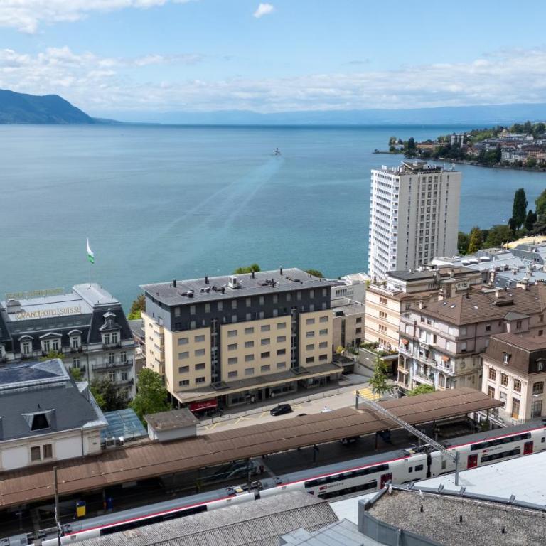 Spacious 3BR Lakeview Apartment with Terrace by GuestLee - Apartment - 20