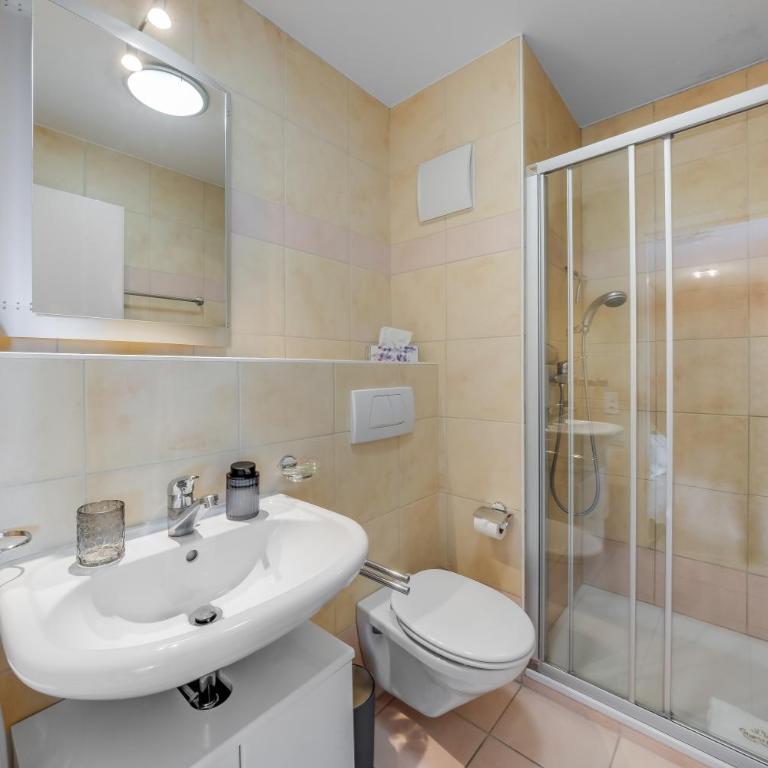 Spacious 3BR Lakeview Apartment with Terrace by GuestLee - Apartment - 24