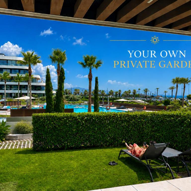 LolaBeachfront - Indoor Heated Pool & Spa - Premium Gym - Private Garden - 5 min Train to Airport - Deluxe Apartment mit 1 Schlafzimmer und Gartenblick - 1