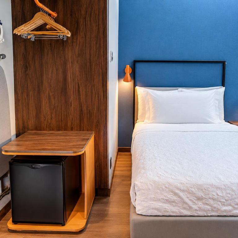 Tru By Hilton Mexico City Airport - Room with One Queen Bed and Walk-In Shower - 4