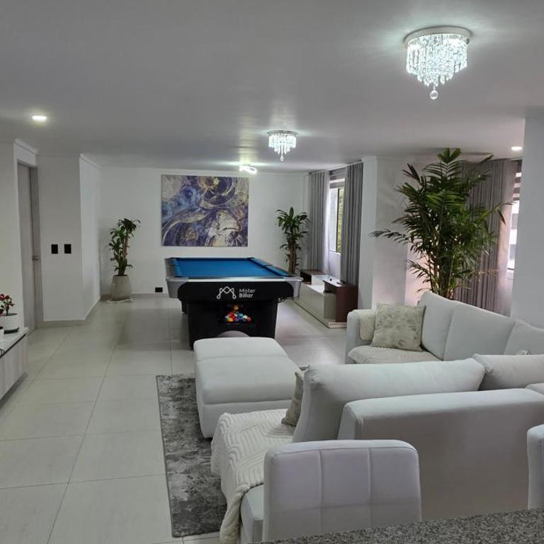 2 Bdrms Lleras, Provenza Apt, 98 inch TV & Pool table - Apartamento de 2 dormitorios - 1