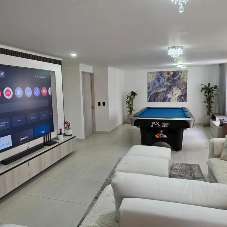 2 Bdrms Lleras, Provenza Apt, 98 inch TV & Pool table - Apartamento de 2 dormitorios - 10