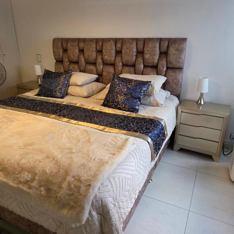 2 Bdrms Lleras, Provenza Apt, 98 inch TV & Pool table - Apartamento de 2 dormitorios - 13