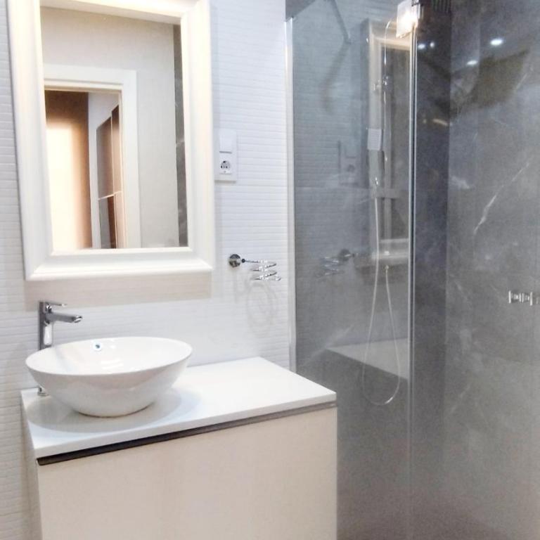 PICASSO - Quiet Renovated Apartment with Oven and Dishwasher and Lift - Steps from Calle San Miguel - Apartamento - 2