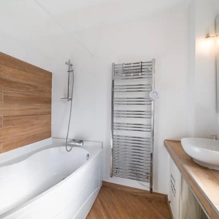 Villa 10 mn on foot from beaches, TGV station and city center with swimming pool - Villa - 8
