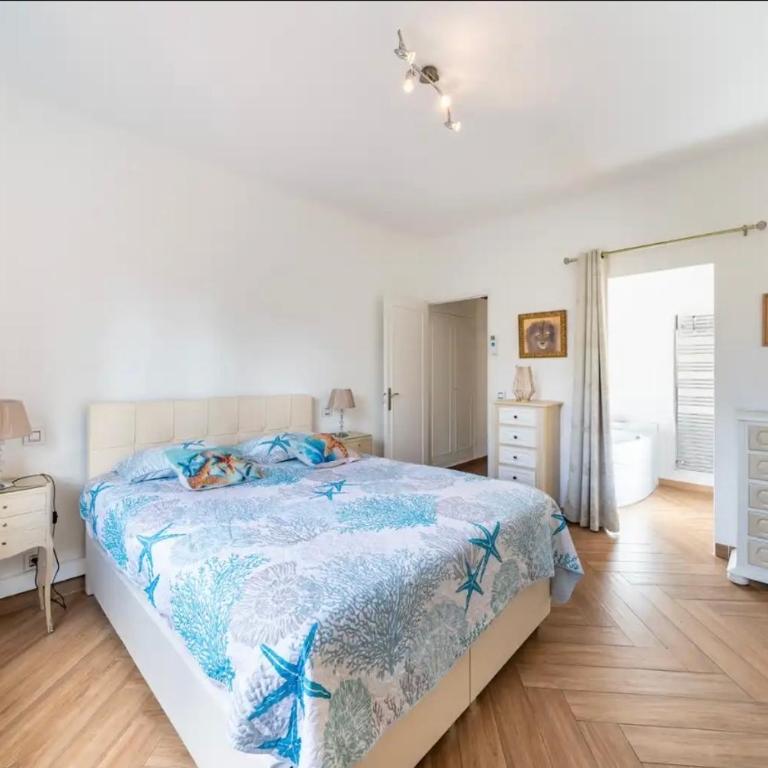 Villa 10 mn on foot from beaches, TGV station and city center with swimming pool - Villa - 5
