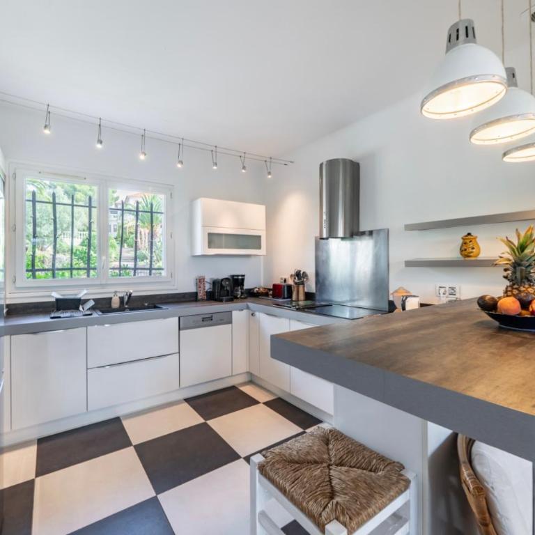Villa 10 mn on foot from beaches, TGV station and city center with swimming pool - Villa - 36