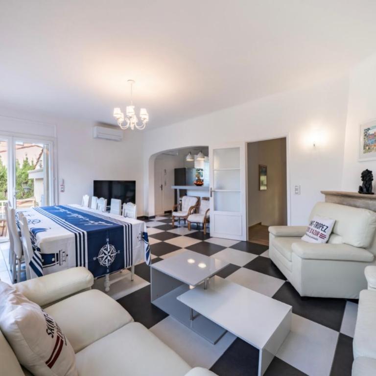 Villa 10 mn on foot from beaches, TGV station and city center with swimming pool - Villa - 30