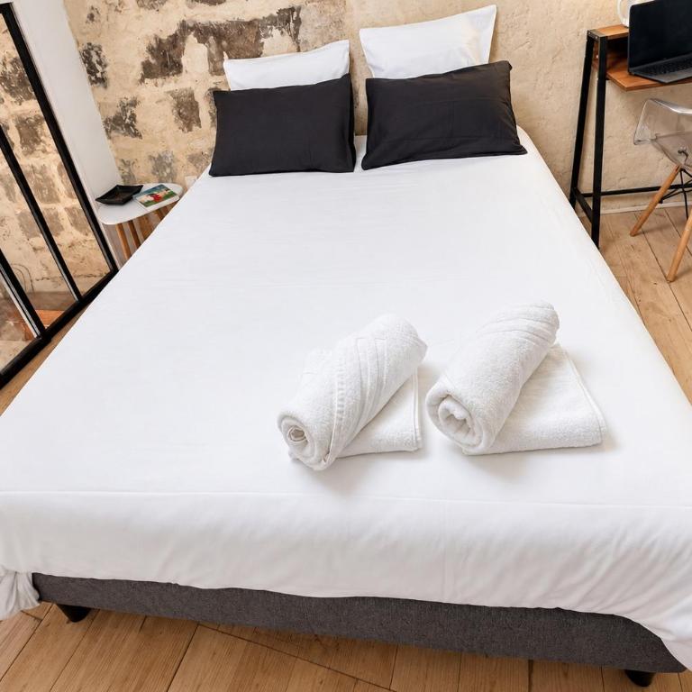 AC - Rooftop views - Festival heart - Two-Bedroom Apartment - 13