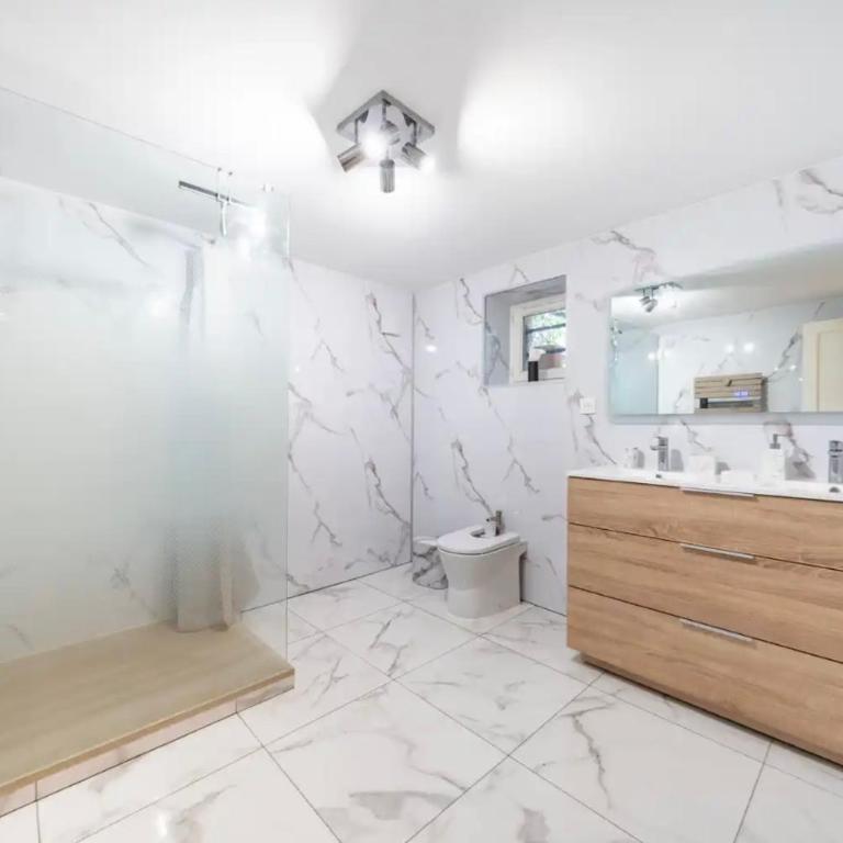 Villa 10 mn on foot from beaches, TGV station and city center with swimming pool - Villa - 4