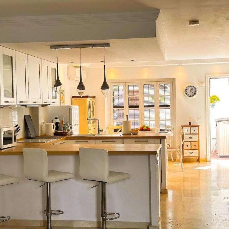 Cosy Seaside Escape with terraces & pool - Three-Bedroom House - 3