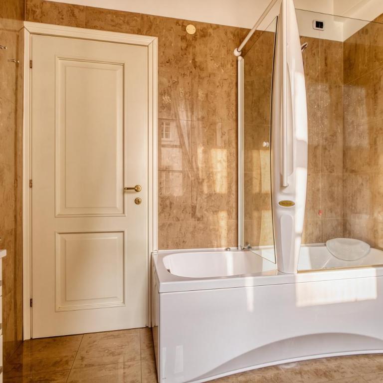 Santo Stefano Square and Duomo View - One-Bedroom Apartment with Spa Bath - 15
