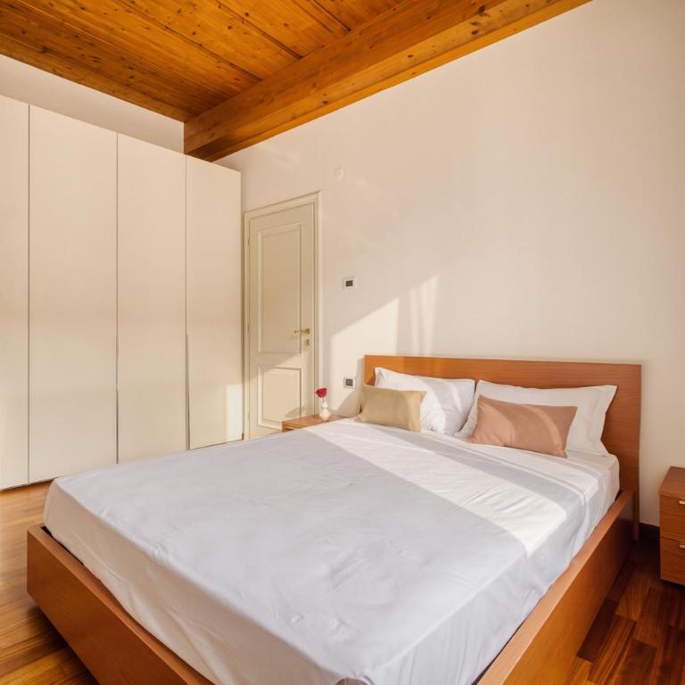 Santo Stefano Square and Duomo View - One-Bedroom Apartment with Spa Bath - 19