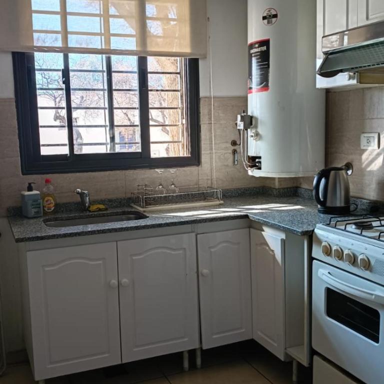 Fantástico dpto en Mendoza con cochera y a un paso del centro - Apartamento de 2 dormitorios - 2