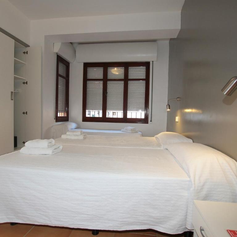 Hostal Ripoll Ibiza - Habitación Triple con baño compartido - 1