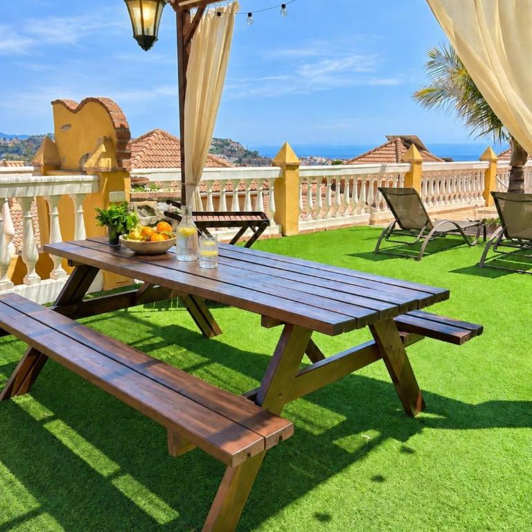 CHALET CON PISCINAS Y VISTAS DE ENSUEÑO - Five-Bedroom House - 24