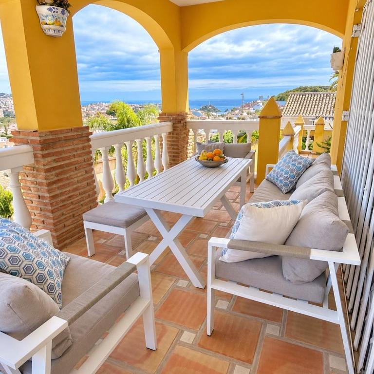 CHALET CON PISCINAS Y VISTAS DE ENSUEÑO - Five-Bedroom House - 9