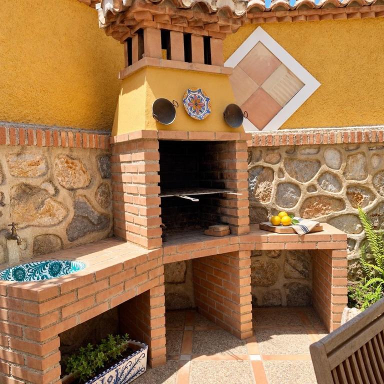 CHALET CON PISCINAS Y VISTAS DE ENSUEÑO - Five-Bedroom House - 21