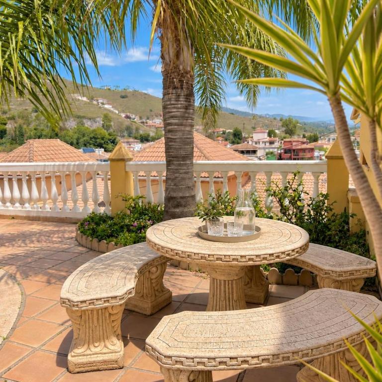 CHALET CON PISCINAS Y VISTAS DE ENSUEÑO - Five-Bedroom House - 23
