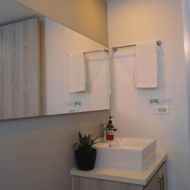 Luxury Jacuzzi in Poblado - One-Bedroom Apartment - 16