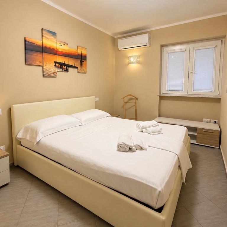 Hollywood apartment - Two-Bedroom Apartment - 4
