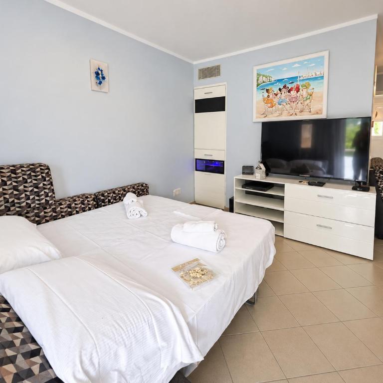Hollywood apartment - Two-Bedroom Apartment - 8